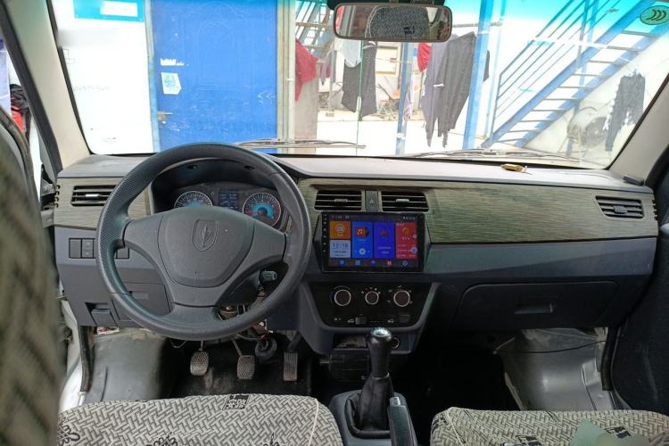 Used Jinbei Hiace X30 2023 1.5L Super-Comfortable Passenger Van 5/6/7-Seater Non-Air-Conditioned Version Model SWC15M Center Console