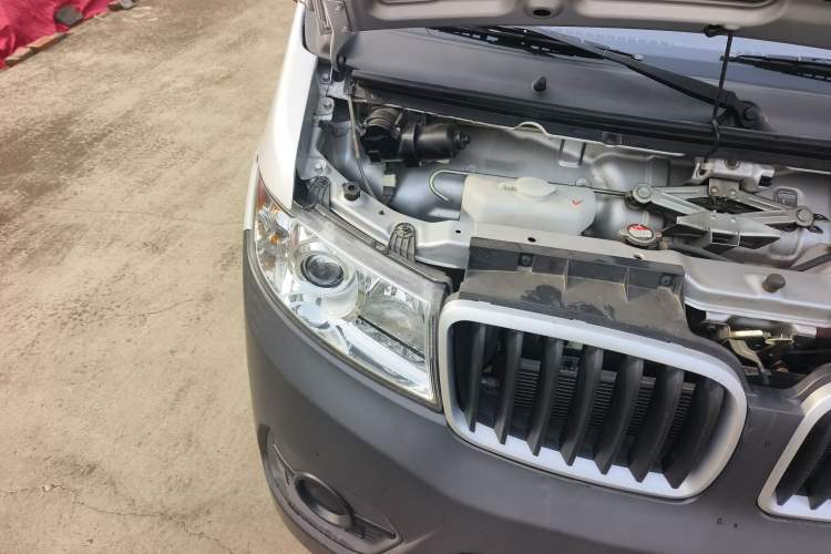 Used Jinbei Hiace X30 2023 1.5L Super-Comfortable Passenger Van 5/6/7-Seater Non-Air-Conditioned Version Model SWC15M Engine Bay Right