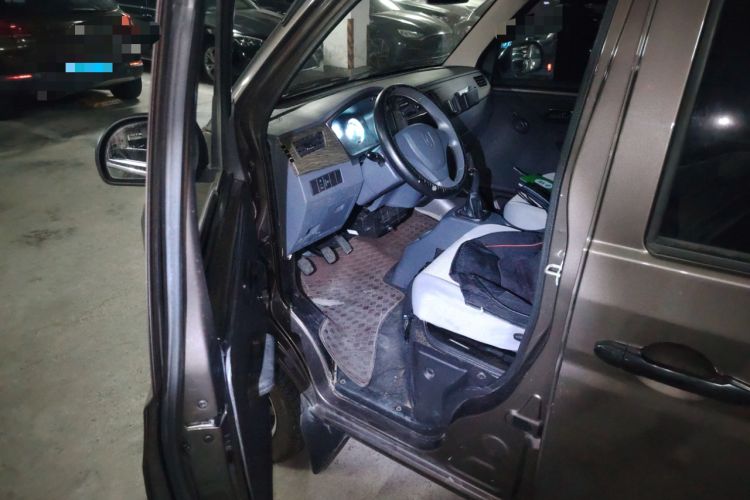Used Jinbei Hiace X30 2023 1.5L Super-Comfortable Passenger Van 5/6/7-Seater Non-Air-Conditioned Version Model SWC15M Interior 3