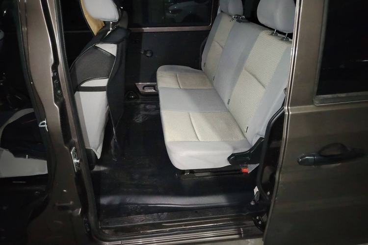 Used Jinbei Hiace X30 2023 1.5L Super-Comfortable Passenger Van 5/6/7-Seater Non-Air-Conditioned Version Model SWC15M Interior 4