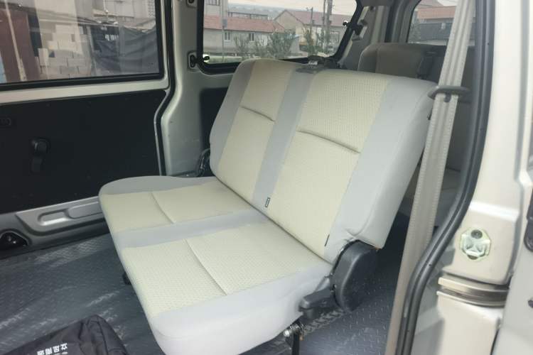 Used Jinbei Hiace X30 2023 1.5L Super-Comfortable Passenger Van 5/6/7-Seater Non-Air-Conditioned Version Model SWC15M Left Rear Seat