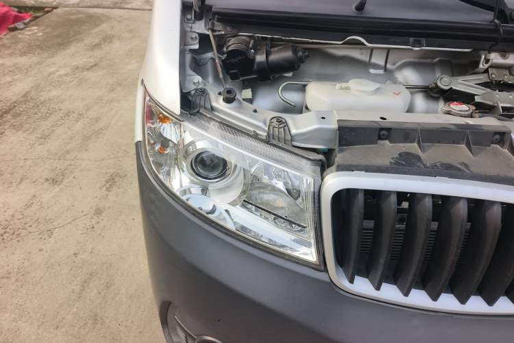 Used Jinbei Hiace X30 2023 1.5L Super-Comfortable Passenger Van 5/6/7-Seater Non-Air-Conditioned Version Model SWC15M Right Front Headlight