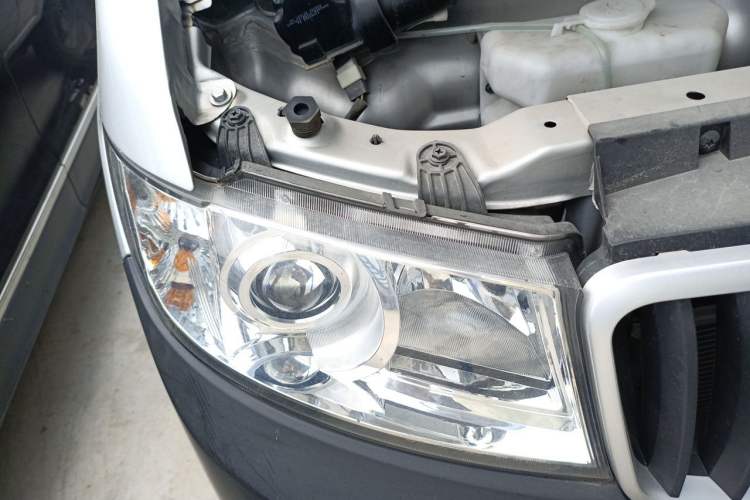 Used Jinbei Hiace X30 2023 1.5L Super-Comfortable Passenger Van 5/6/7-Seater Non-Air-Conditioned Version Model SWC15M Right Front Headlight