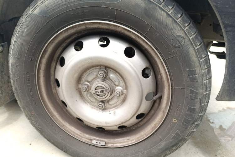 Used Jinbei Hiace X30 2023 1.5L Super-Comfortable Passenger Van 5/6/7-Seater Non-Air-Conditioned Version Model SWC15M Right Front Wheel Hub