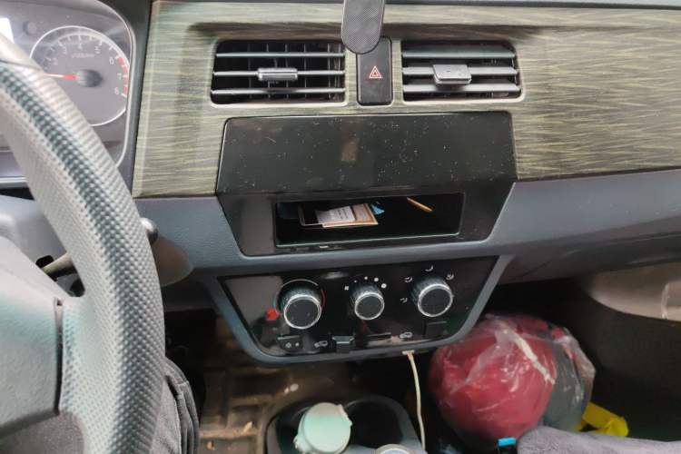 Used Jinbei Hiace X30 2023 1.5L Super-Enjoyment Van 2/5 Seats Non-Air-Conditioned Version SWC15M Audio And AC Panel