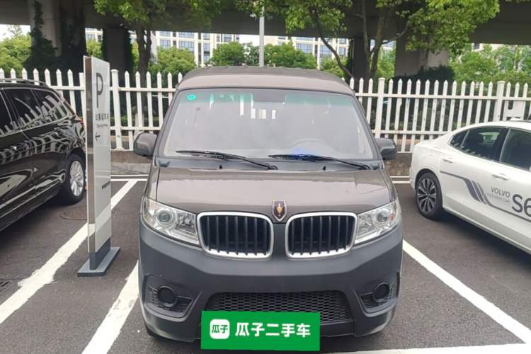 Used Jinbei Hiace X30 2023 1.5L Super-Comfortable Passenger Van 5/6/7-Seater Non-Air-Conditioned Version Model SWC15M Front