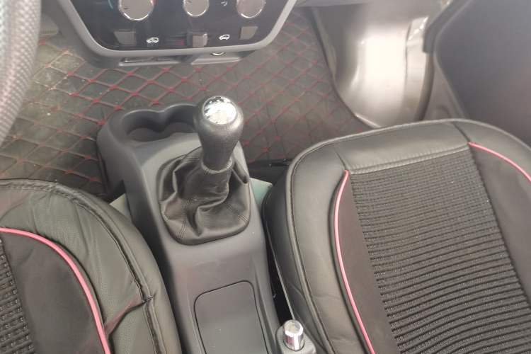 Used Jinbei Hiace X30 2023 1.5L Super-Comfortable Passenger Van 5/6/7-Seater Non-Air-Conditioned Version Model SWC15M Interior 3