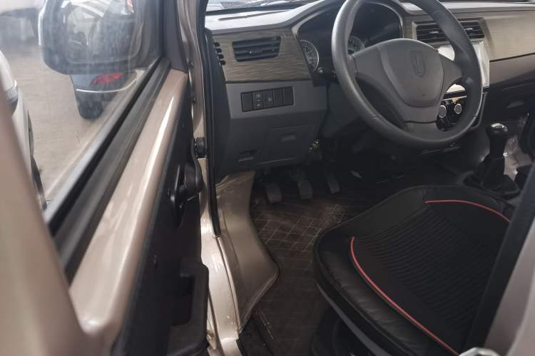 Used Jinbei Hiace X30 2023 1.5L Super-Comfortable Passenger Van 5/6/7-Seater Non-Air-Conditioned Version Model SWC15M Interior 4