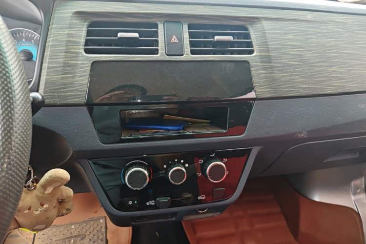 Used Jinbei Hiace X30 2023 1.5L Wealthy-Style Passenger Van 5/6/7-Seater Non-Air-Conditioned Version SWC15M Audio And AC Panel