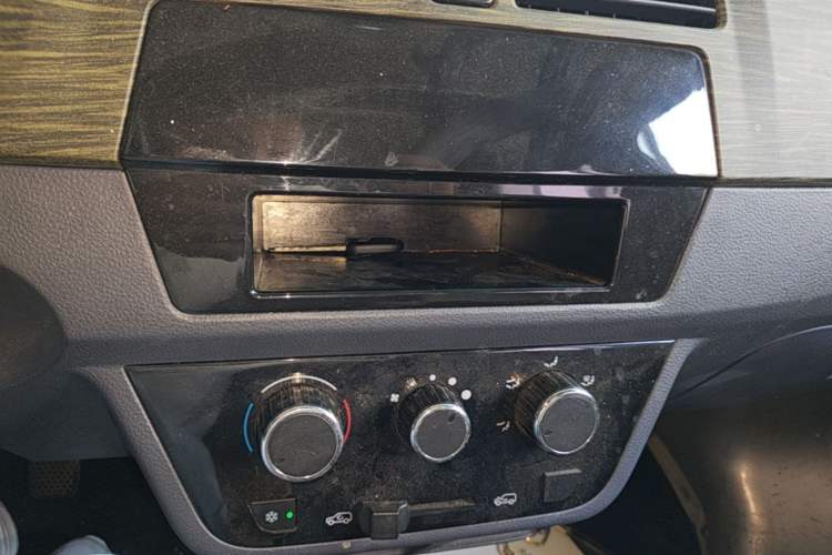 Used Jinbei Hiace X30 2023 1.5L Super-Comfortable Passenger Van 5/6/7-Seater Non-Air-Conditioned Version Model SWC15M Audio And AC Panel