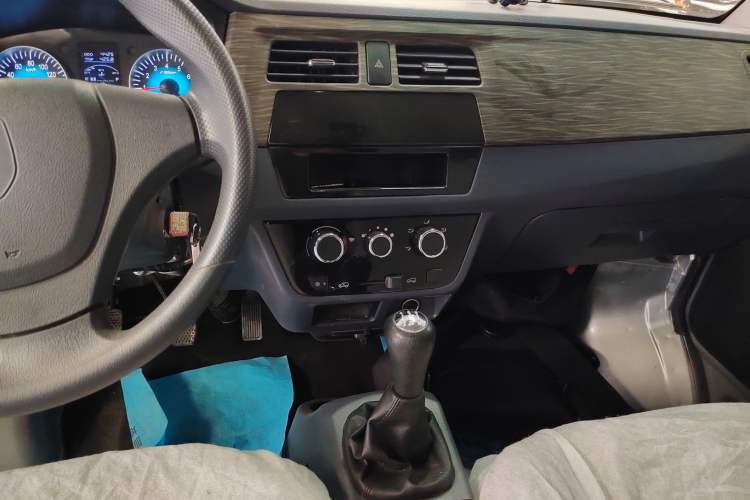 Used Jinbei Hiace X30 2023 1.5L Super-Comfortable Passenger Van 5/6/7-Seater Non-Air-Conditioned Version Model SWC15M Audio And AC Panel