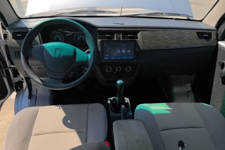 Used Jinbei Hiace X30 2023 1.5L Super-Comfortable Passenger Van 5/6/7-Seater Non-Air-Conditioned Version Model SWC15M Center Console