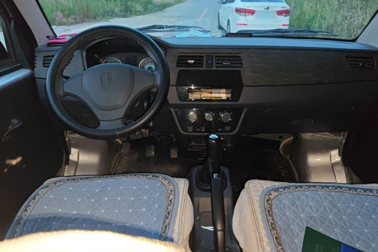 Used Jinbei Hiace X30 2023 1.5L Super-Comfortable Passenger Van 5/6/7-Seater Non-Air-Conditioned Version Model SWC15M Center Console
