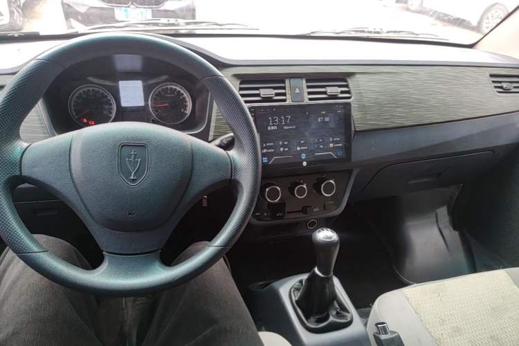 Used Jinbei Hiace X30 2023 1.5L Super-Enjoyment Van 2/5 Seats Non-Air-Conditioned Version SWC15M Center Console