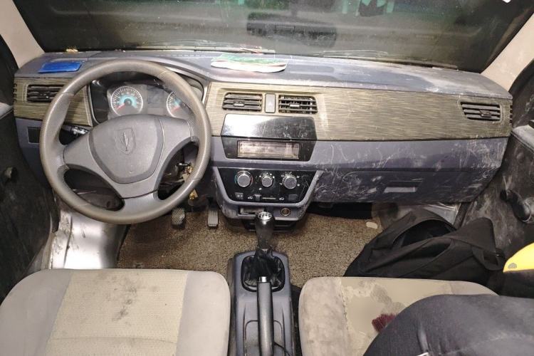 Used Jinbei Hiace X30 2023 1.5L Super-Comfortable Passenger Van 5/6/7-Seater Non-Air-Conditioned Version Model SWC15M Center Console