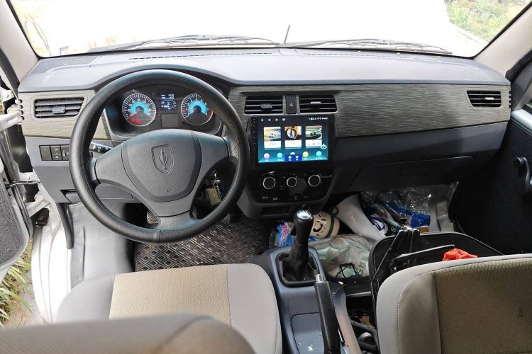 Used Jinbei Hiace X30 2023 1.5L Super-Comfortable Passenger Van 5/6/7-Seater Non-Air-Conditioned Version Model SWC15M Center Console
