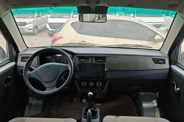 Used Jinbei Hiace X30 2023 1.5L Super-Comfortable Passenger Van 5/6/7-Seater Non-Air-Conditioned Version Model SWC15M Center Console
