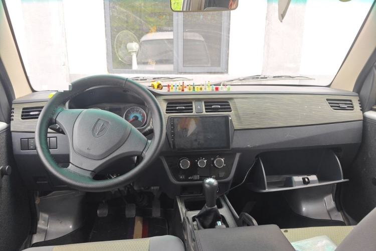 Used Jinbei Hiace X30 2023 1.5L Super-Comfortable Passenger Van 5/6/7-Seater Non-Air-Conditioned Version Model SWC15M Center Console
