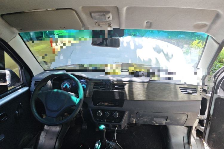 Used Jinbei Hiace X30 2023 1.5L Super-Comfortable Passenger Van 5/6/7-Seater Non-Air-Conditioned Version Model SWC15M Center Console