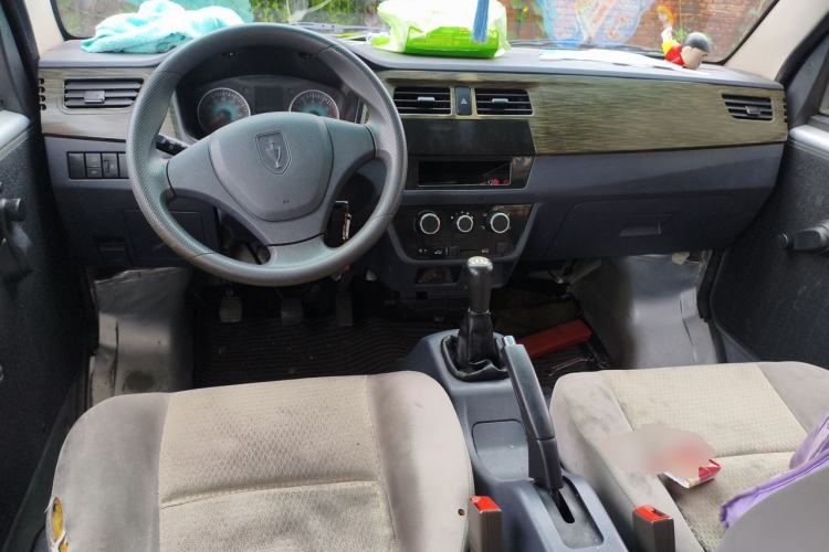 Used Jinbei Hiace X30 2023 1.5L Super-Comfortable Passenger Van 5/6/7-Seater Non-Air-Conditioned Version Model SWC15M Center Console
