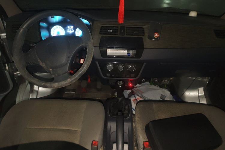 Used Jinbei Hiace X30 2023 1.5L Super-Comfortable Passenger Van 5/6/7-Seater Non-Air-Conditioned Version Model SWC15M Center Console