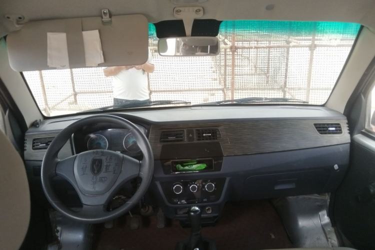 Used Jinbei Hiace X30 2023 1.5L Super-Comfortable Passenger Van 5/6/7-Seater Non-Air-Conditioned Version Model SWC15M Center Console
