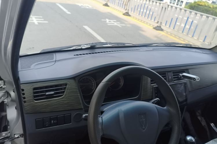 Used Jinbei Hiace X30 2023 1.5L Super-Enjoyment Van 2/5 Seats Non-Air-Conditioned Version SWC15M Center Console