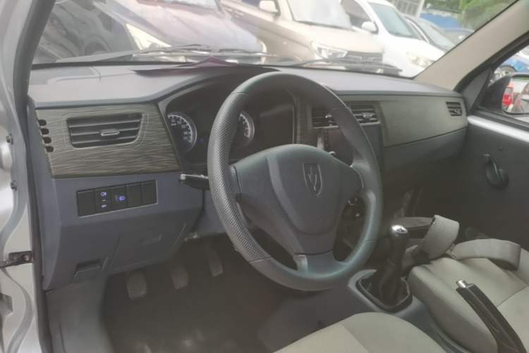 Used Jinbei Hiace X30 2023 1.5L Super-Enjoyment Van 2/5 Seats Non-Air-Conditioned Version SWC15M Center Console