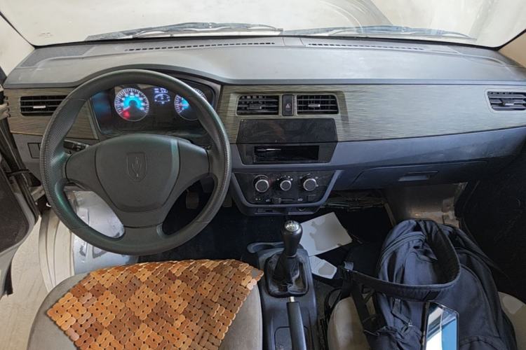 Used Jinbei Hiace X30 2023 1.5L Super-Comfortable Passenger Van 5/6/7-Seater Non-Air-Conditioned Version Model SWC15M Center Console