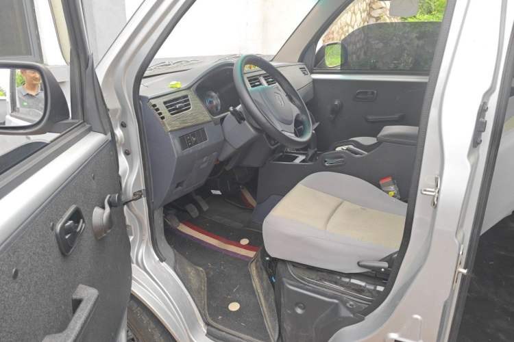 Used Jinbei Hiace X30 2023 1.5L Super-Comfortable Passenger Van 5/6/7-Seater Non-Air-Conditioned Version Model SWC15M Driver Seat