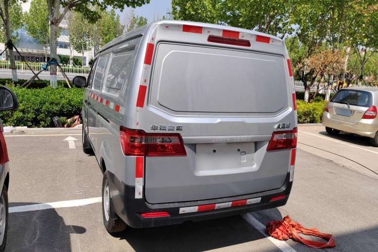 Used Jinbei Hiace X30 2023 1.5L Wealthy-Style Passenger Van 5/6/7-Seater Non-Air-Conditioned Version SWC15M Exterior 3