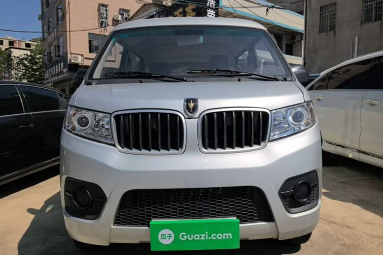 Used Jinbei Hiace X30 2023 1.5L Super-Comfortable Passenger Van 5/6/7-Seater Non-Air-Conditioned Version Model SWC15M Front