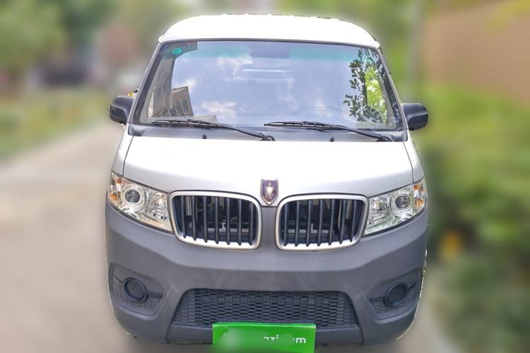 Used Jinbei Hiace X30 2023 1.5L Super-Comfortable Passenger Van 5/6/7-Seater Non-Air-Conditioned Version Model SWC15M Front