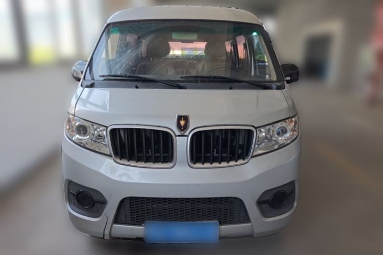 Used Jinbei Hiace X30 2023 1.5L Super-Comfortable Passenger Van 5/6/7-Seater Non-Air-Conditioned Version Model SWC15M Front