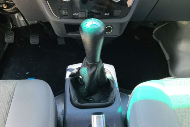 Used Jinbei Hiace X30 2023 1.5L Super-Comfortable Passenger Van 5/6/7-Seater Non-Air-Conditioned Version Model SWC15M Gear Lever