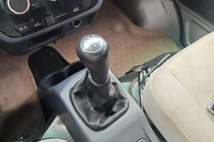 Used Jinbei Hiace X30 2023 1.5L Super-Comfortable Passenger Van 5/6/7-Seater Non-Air-Conditioned Version Model SWC15M Gear Lever