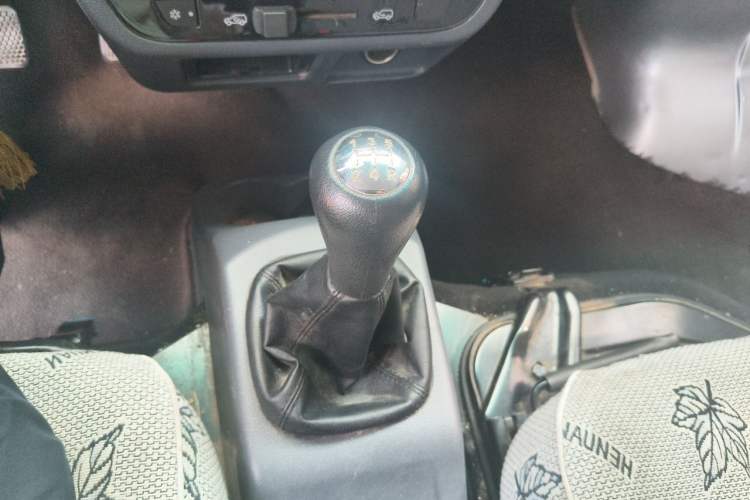 Used Jinbei Hiace X30 2023 1.5L Super-Comfortable Passenger Van 5/6/7-Seater Non-Air-Conditioned Version Model SWC15M Gear Lever