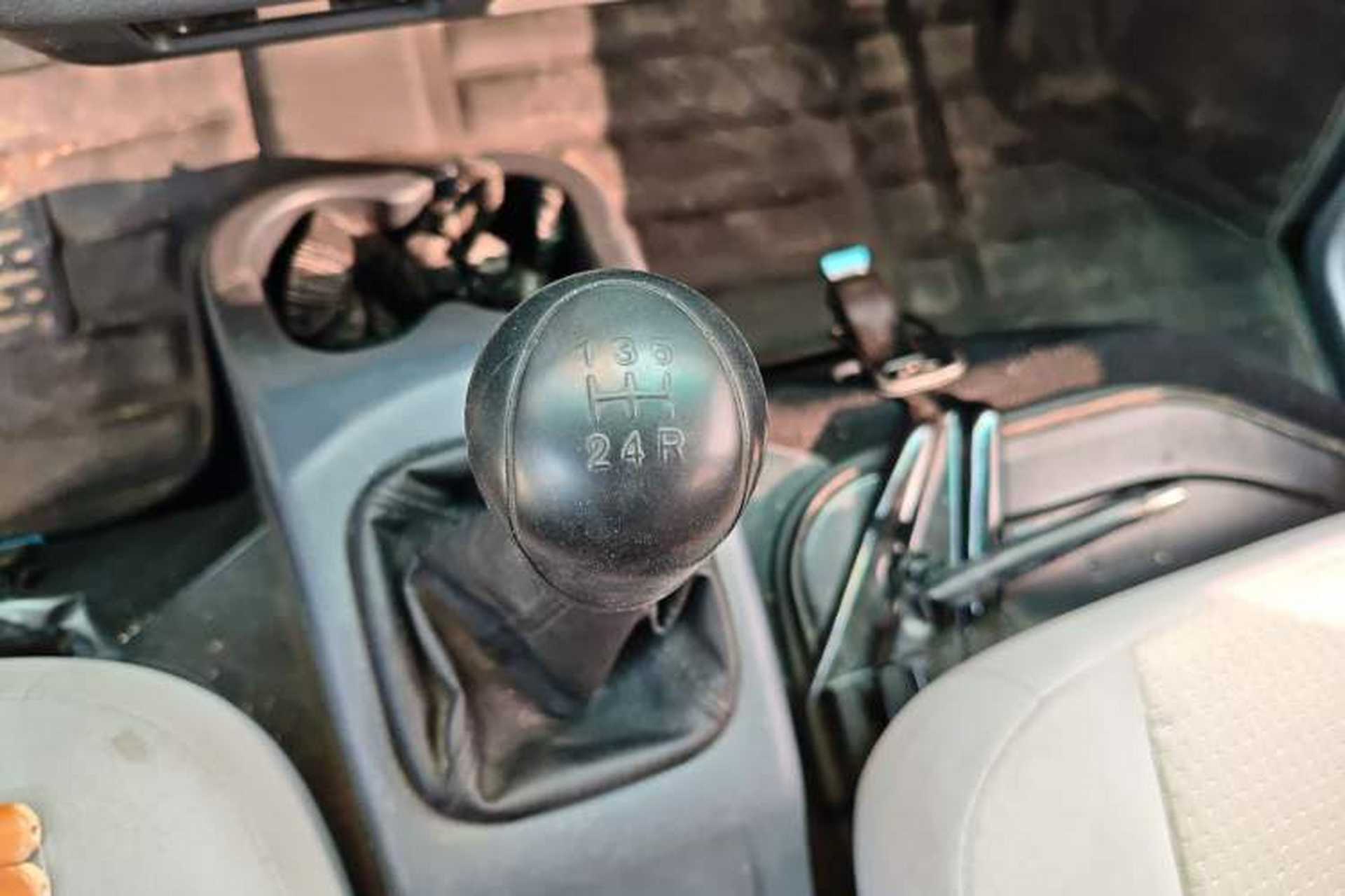 Used Jinbei Hiace X30 2023 1.5L Super-Comfortable Passenger Van 5/6/7-Seater Non-Air-Conditioned Version Model SWC15M Gear Lever