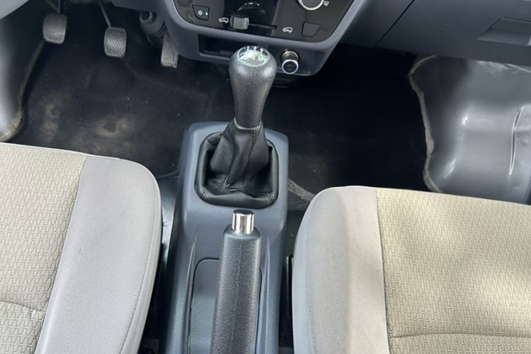 Used Jinbei Hiace X30 2023 1.5L Super-Comfortable Passenger Van 5/6/7-Seater Non-Air-Conditioned Version Model SWC15M Gear Lever