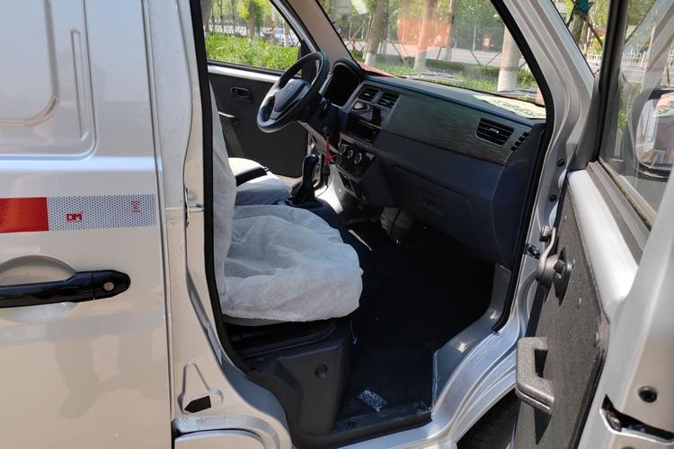Used Jinbei Hiace X30 2023 1.5L Wealthy-Style Passenger Van 5/6/7-Seater Non-Air-Conditioned Version SWC15M Interior 1