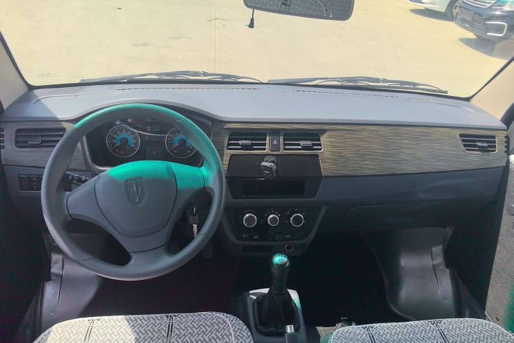 Used Jinbei Hiace X30 2023 1.5L Super-Comfortable Passenger Van 5/6/7-Seater Non-Air-Conditioned Version Model SWC15M Interior 1