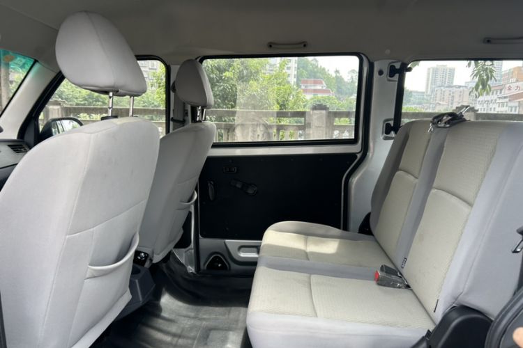 Used Jinbei Hiace X30 2023 1.5L Super-Comfortable Passenger Van 5/6/7-Seater Non-Air-Conditioned Version Model SWC15M Interior 1