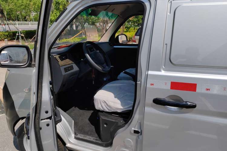 Used Jinbei Hiace X30 2023 1.5L Wealthy-Style Passenger Van 5/6/7-Seater Non-Air-Conditioned Version SWC15M Interior 2