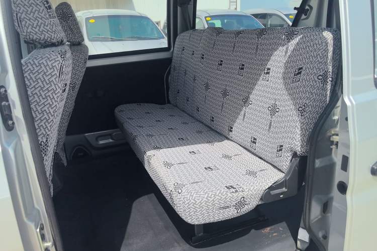 Used Jinbei Hiace X30 2023 1.5L Super-Comfortable Passenger Van 5/6/7-Seater Non-Air-Conditioned Version Model SWC15M Interior 2