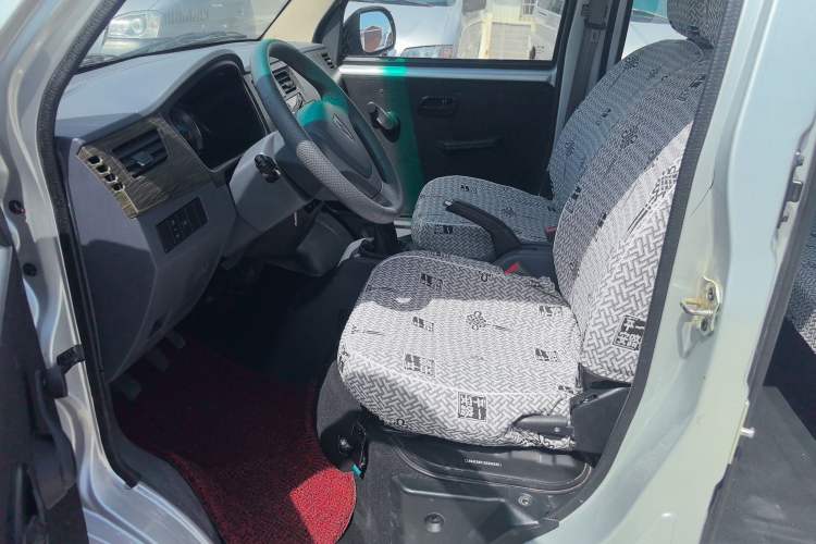 Used Jinbei Hiace X30 2023 1.5L Super-Comfortable Passenger Van 5/6/7-Seater Non-Air-Conditioned Version Model SWC15M Interior 3