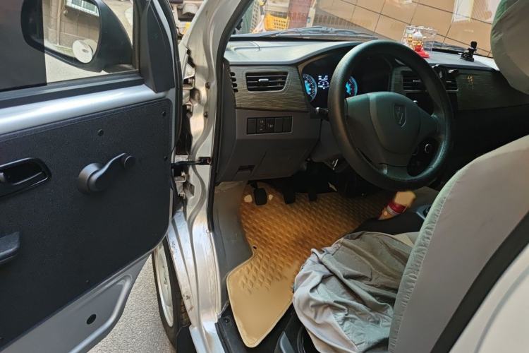 Used Jinbei Hiace X30 2023 1.5L Super-Comfortable Passenger Van 5/6/7-Seater Non-Air-Conditioned Version Model SWC15M Interior 3