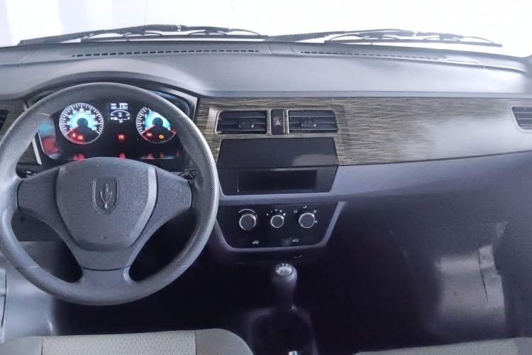 Used Jinbei Hiace X30 2023 1.5L Super-Comfortable Passenger Van 5/6/7-Seater Non-Air-Conditioned Version Model SWC15M Interior 3