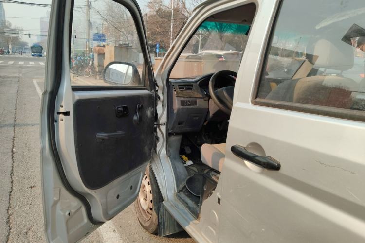 Used Jinbei Hiace X30 2023 1.5L Super-Comfortable Passenger Van 5/6/7-Seater Non-Air-Conditioned Version Model SWC15M Interior 3