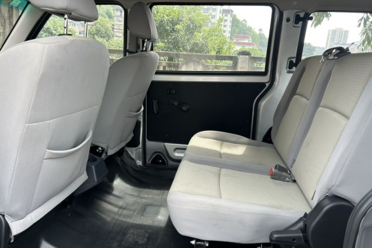 Used Jinbei Hiace X30 2023 1.5L Super-Comfortable Passenger Van 5/6/7-Seater Non-Air-Conditioned Version Model SWC15M Interior 3