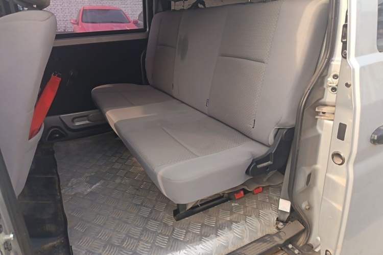 Used Jinbei Hiace X30 2023 1.5L Super-Comfortable Passenger Van 5/6/7-Seater Non-Air-Conditioned Version Model SWC15M Interior 4